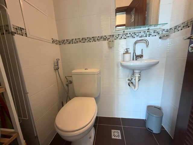 Prostorný apartmán se 2 ložnicemi v první linii u moře s čelním panoramatickým výhledem na moře
