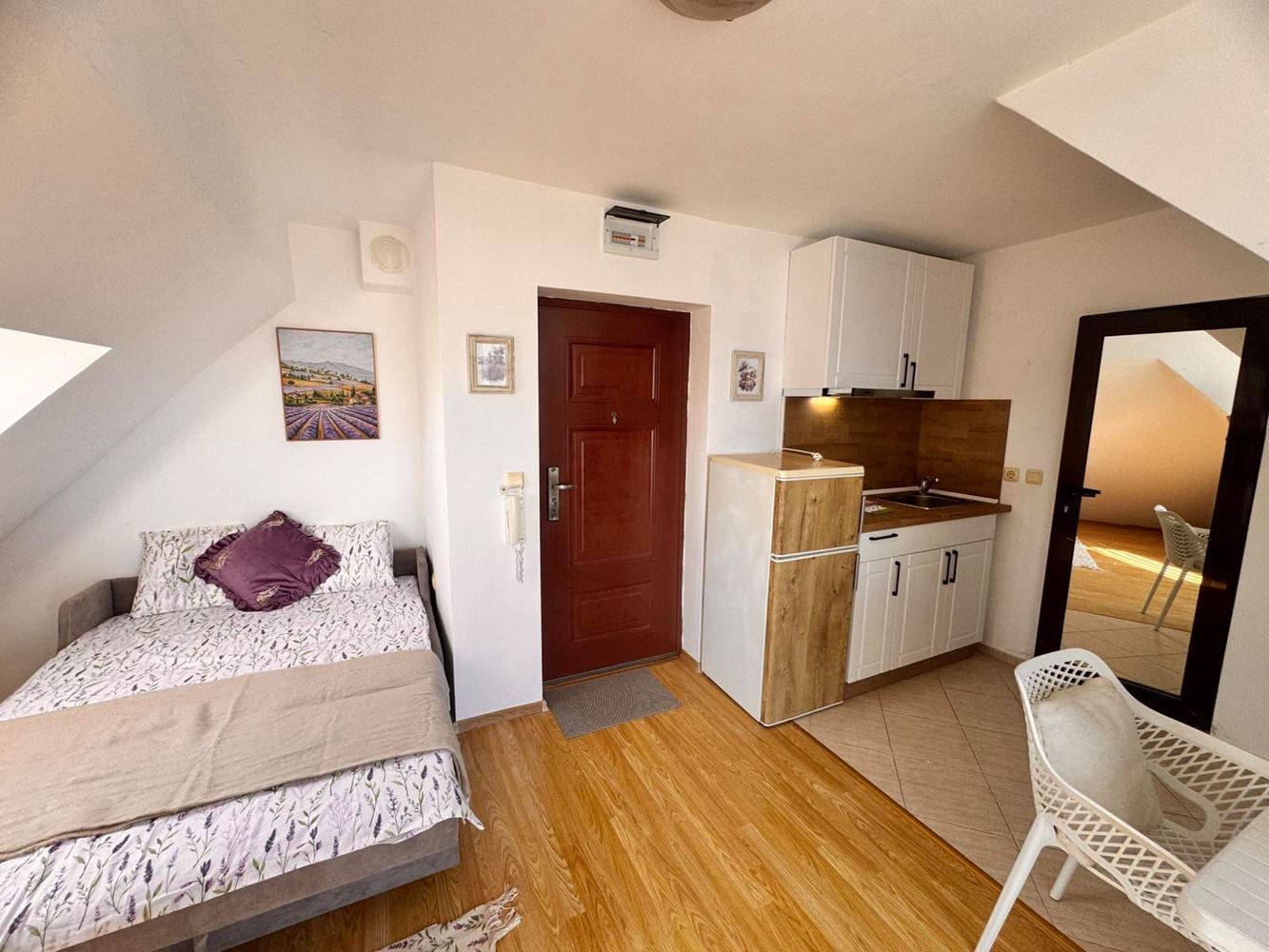 Stylové studio s panoramatickou terasou v Pomorie – nízký poplatek za údržbu, jižní orientace a vynikající lokalita blízko moře