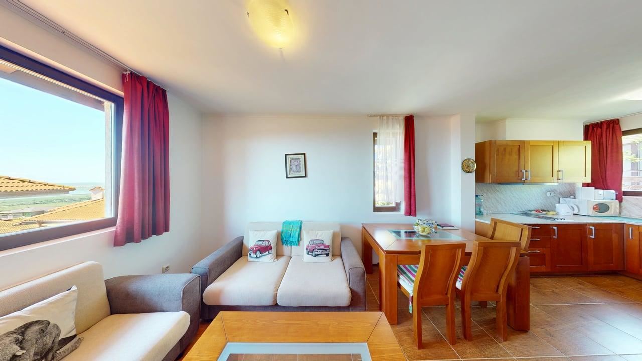 Prostorný apartmán s jednou ložnicí a výhledem na moře v oblasti Slunečného pobřeží