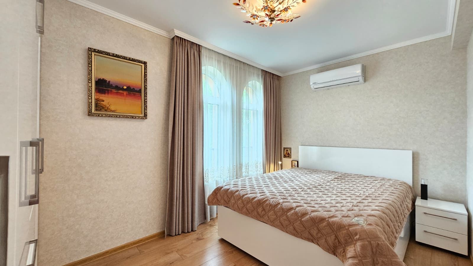 Prostorný penthouse s panoramatickou terasou a saunou v moderním rezidenčním komplexu v Slunečné pobřeží