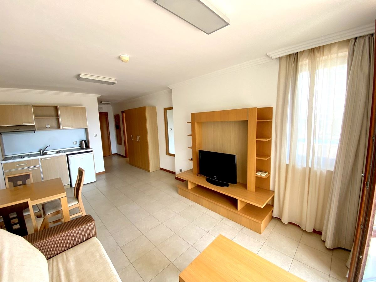 Dvoupokojový byt (s jednou ložnicí) v první linii u moře v Ravda – luxus, příroda a výhled na bazén