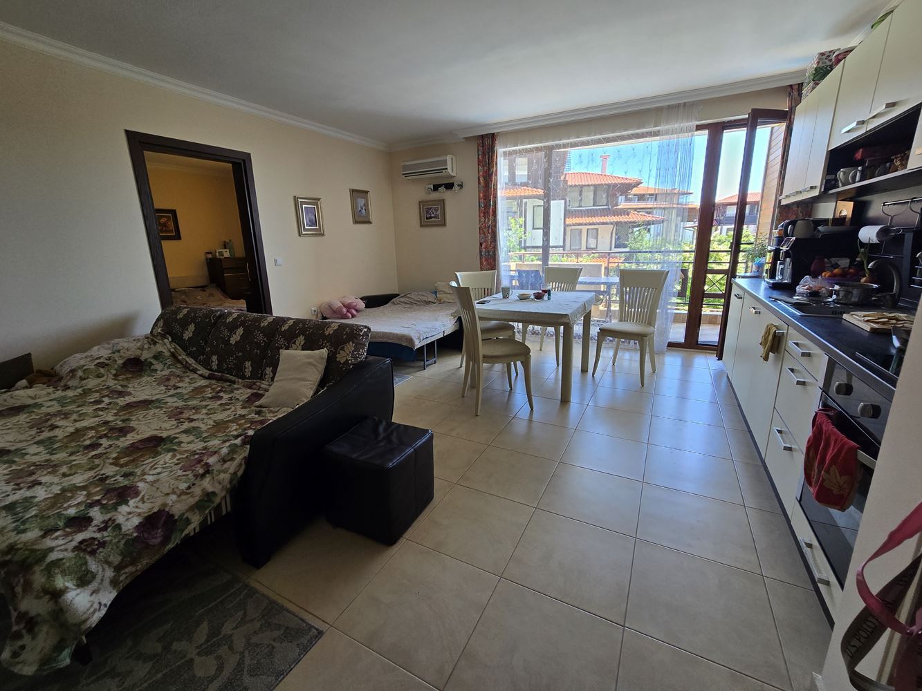 Apartmán s jednou ložnicí ve Sveti Vlas s přímým přístupem k bazénu – klidné místo pro bydlení a odpočinek