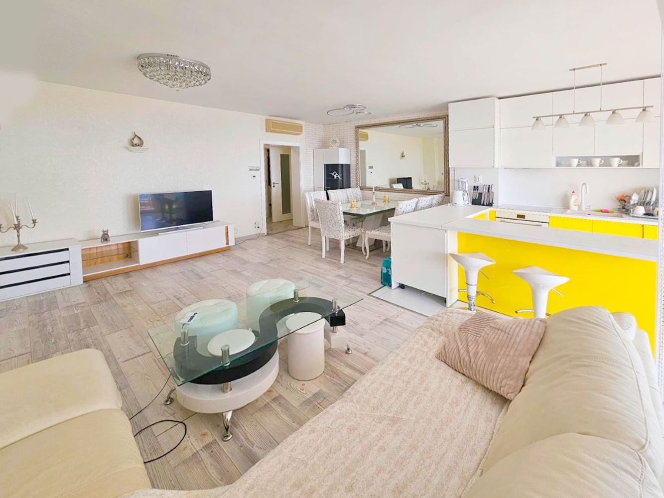 Luxusní třípokojový apartmán s výhledem na moře na první linii v Ravdě – 114 m², dvě terasy a maximální komfort