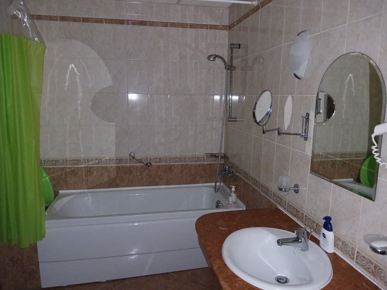 Atraktivní apartmán s jednou ložnicí přímo u moře v Pomorie – pohodlí, bazény a wellness