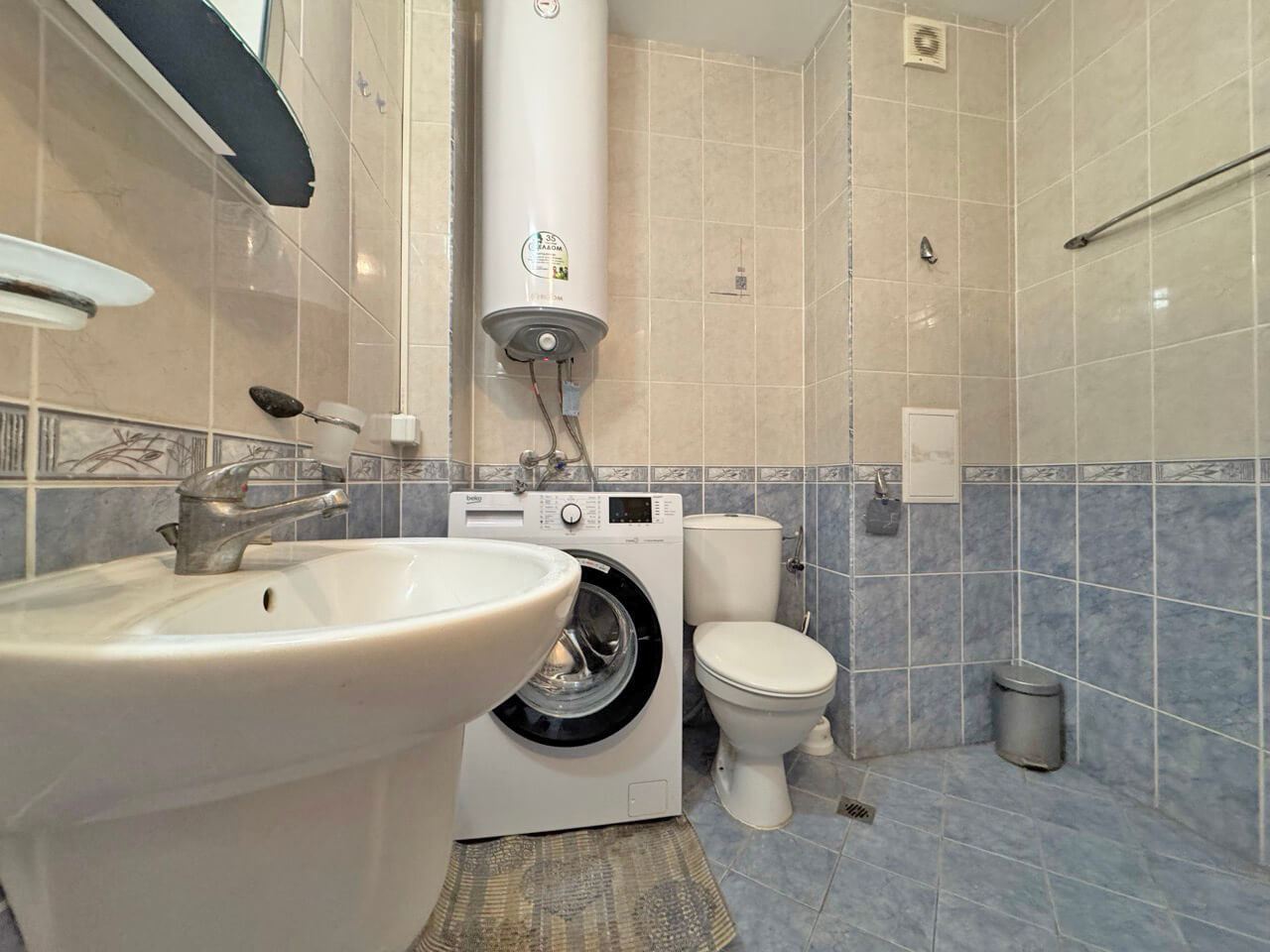 Zařízený apartmán s výhledem na bazén v klidné zelené oblasti Slunečného pobřeží