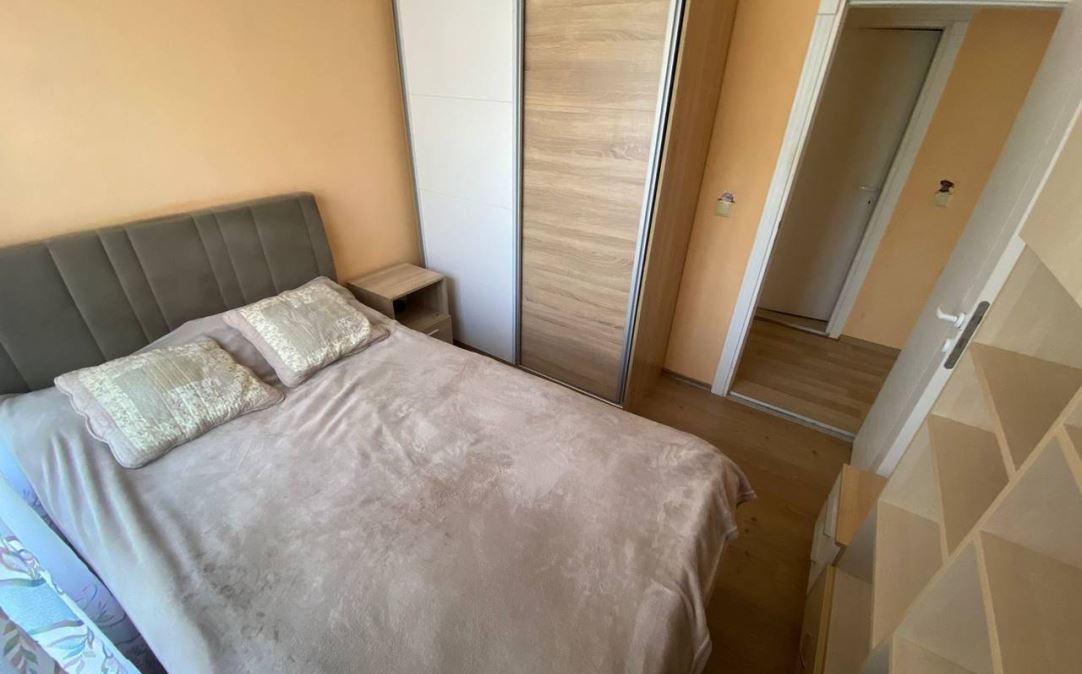 Apartmán se dvěma ložnicemi 50 metrů od pláže v Ravdě – moderní budova, komfort a vynikající poloha