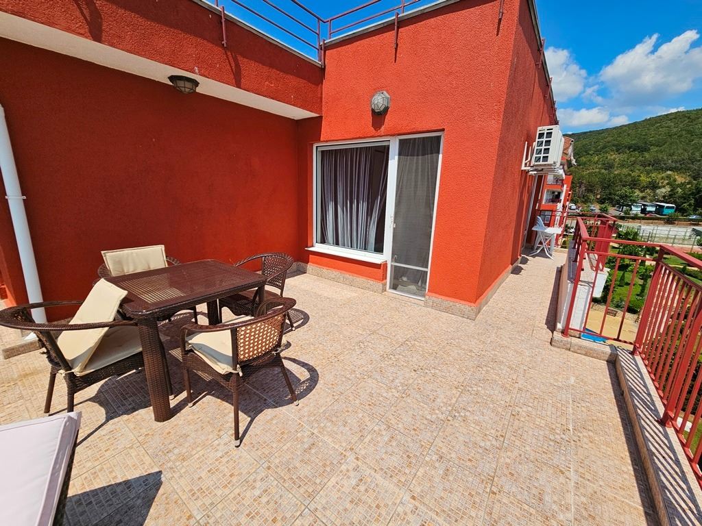 Luxusní panoramatický apartmán na první linii u moře se dvěma ložnicemi a obrovskou terasou