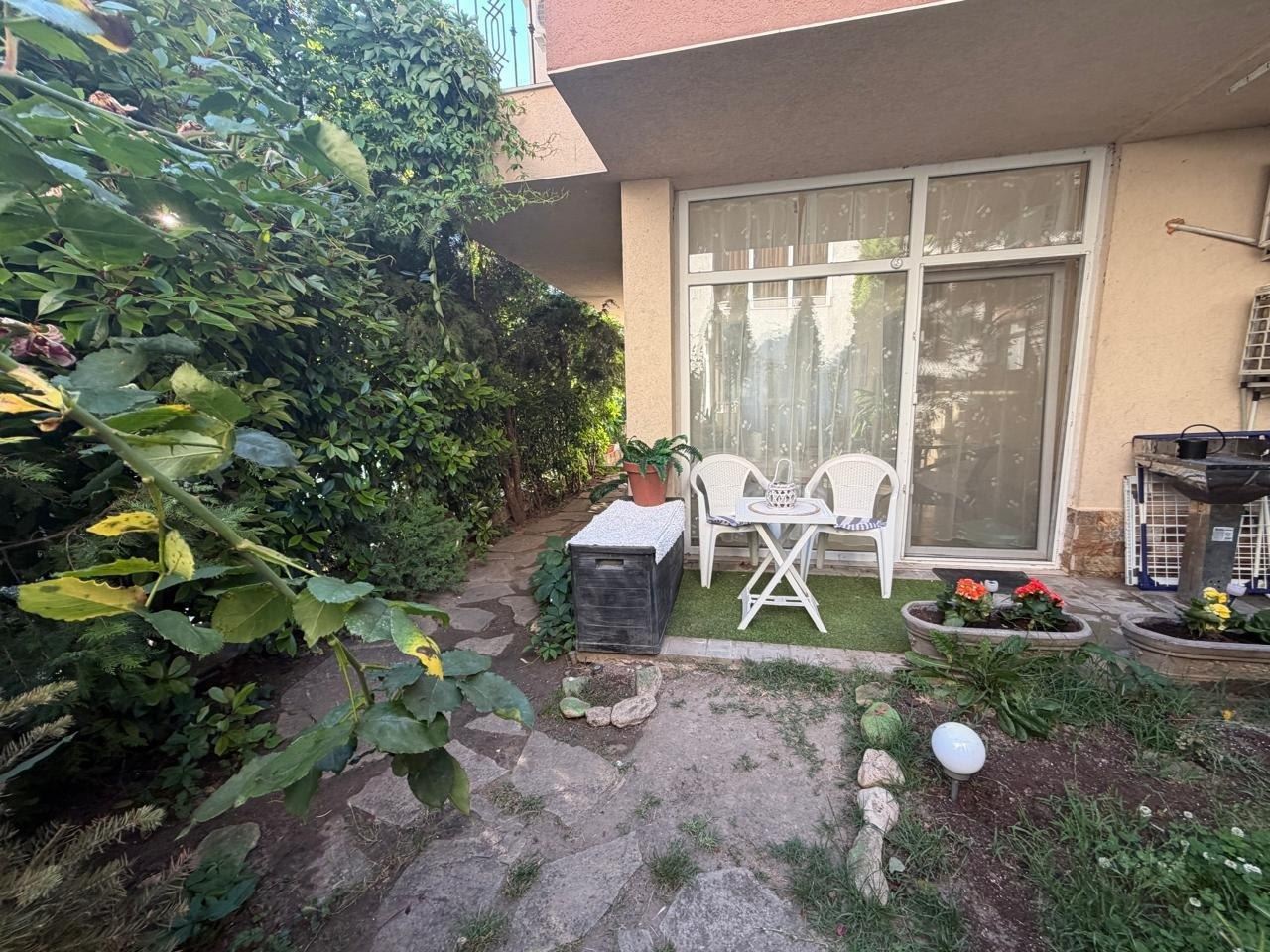 Prostorný apartmán se dvěma ložnicemi a vlastní zahrádkou pouhých 100 metrů od pláže v Nesebaru