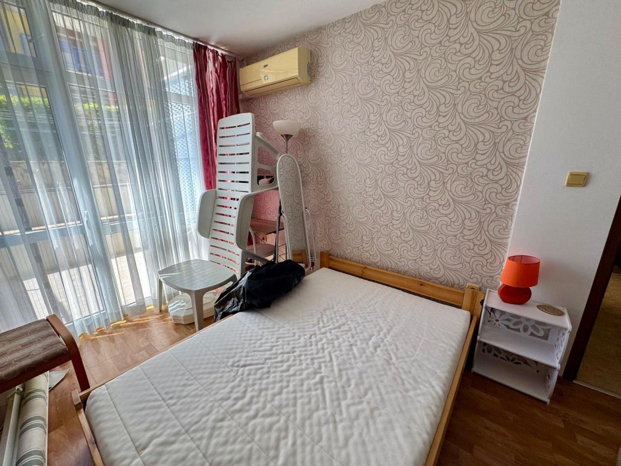 Prostorný byt s jednou ložnicí a dodatečným spacím prostorem ve Slunečném pobřeží – 200 m od pláže