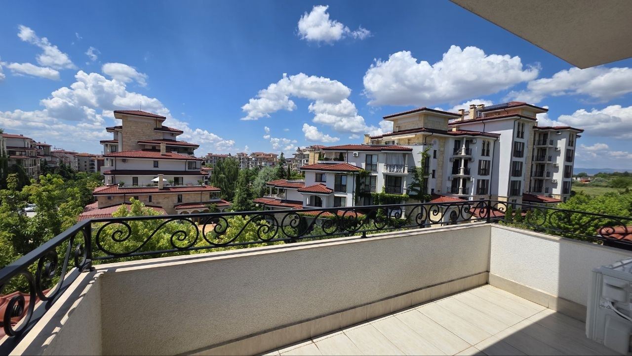Prostorný apartmán se dvěma ložnicemi s částečným výhledem na moře v prestižním komplexu v Nesebaru – připravený pro své nové majitele