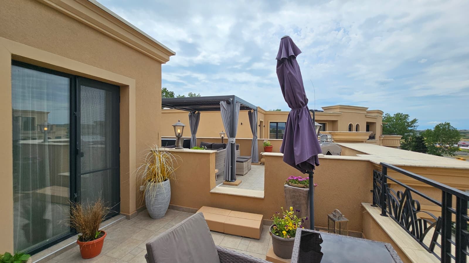 Prostorný penthouse s panoramatickou terasou a saunou v moderním rezidenčním komplexu v Slunečné pobřeží