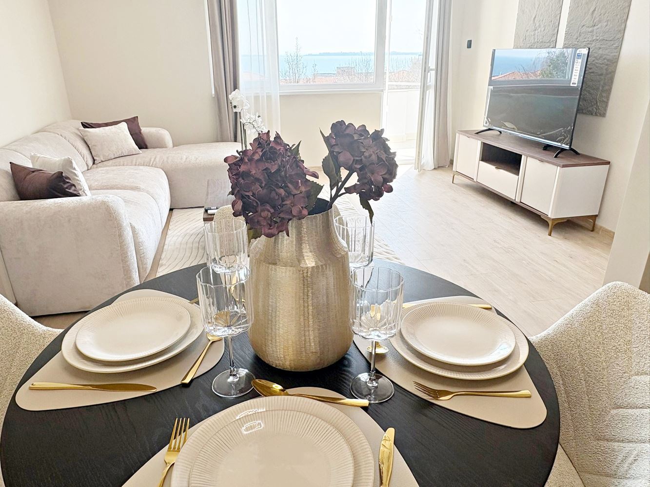 Dvě nezávislé bytové jednotky s výhledem na moře v centru Sveti Vlas – designový interiér a vlastní parkovací místo