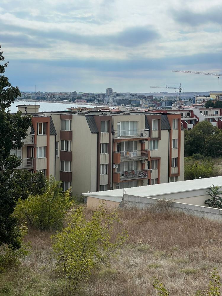 Byt se dvěma ložnicemi v moderním komplexu – plně zařízený a připravený pro váš nový život