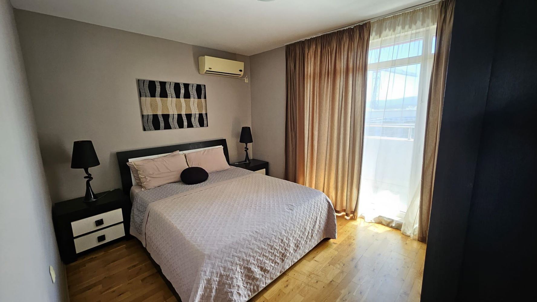 Apartmán se dvěma ložnicemi v první linii u moře v Kitenu s panoramatickým výhledem na moře a působivými terasami
