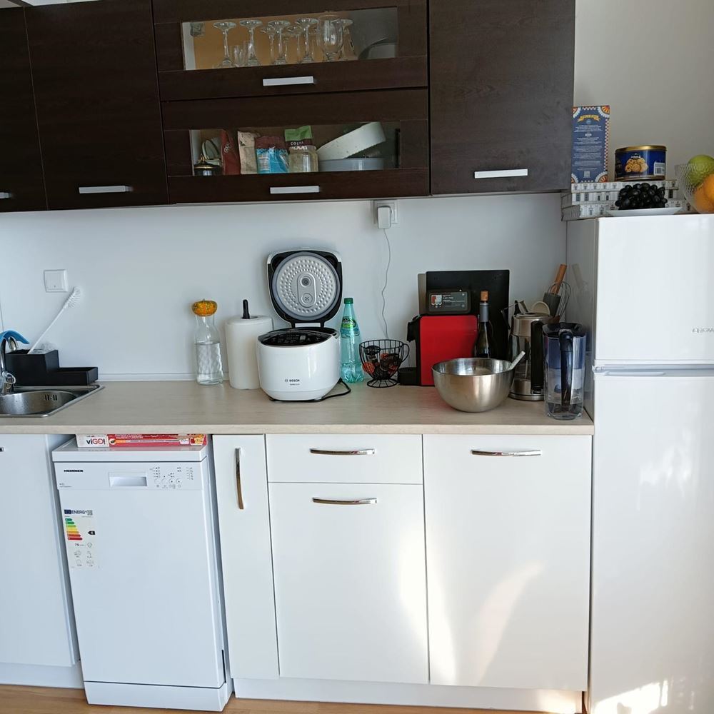 Prostorný apartmán se dvěma ložnicemi a panoramatickým výhledem na moře v Ravdě – pár metrů od pláže, plně zařízený a s výborným investičním potenciálem