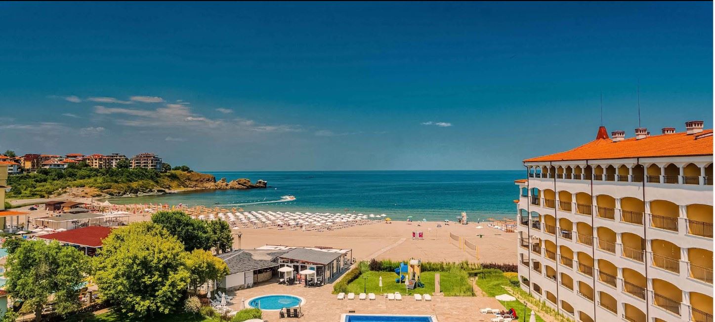 Prostorný byt s jednou ložnicí na první linii u moře v Carevu s kompletním vybavením