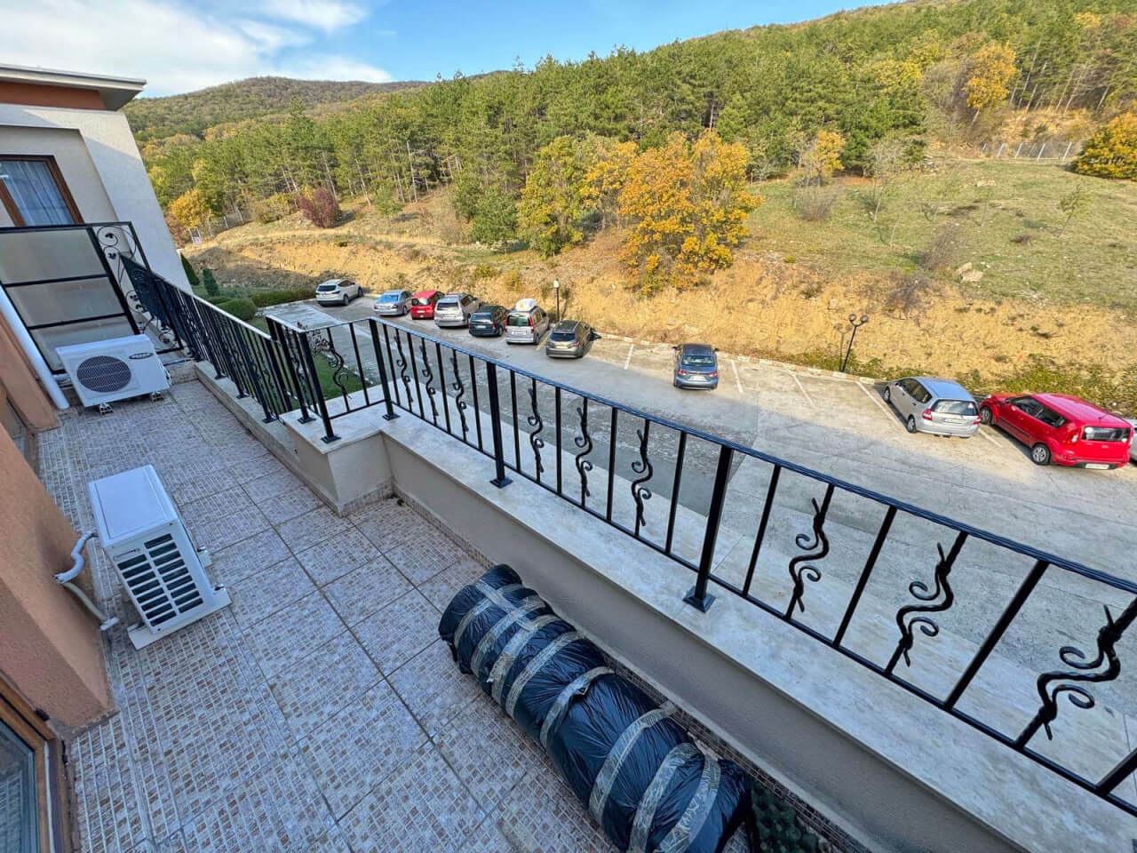 Prostorný apartmán se dvěma ložnicemi s panoramatickým výhledem na moře a hory – připraven k nastěhování