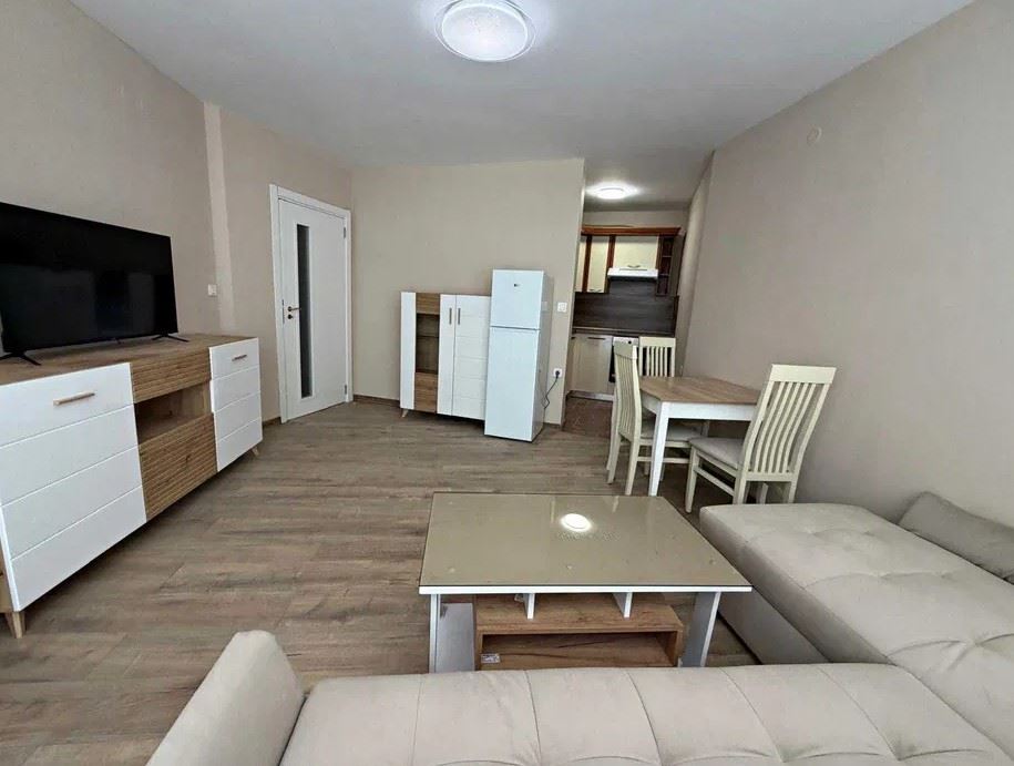 Apartmán v první linii u moře v Elenite – kompletní rekonstrukce, elektřina pro běžné bydlení a přímý přístup na pláž