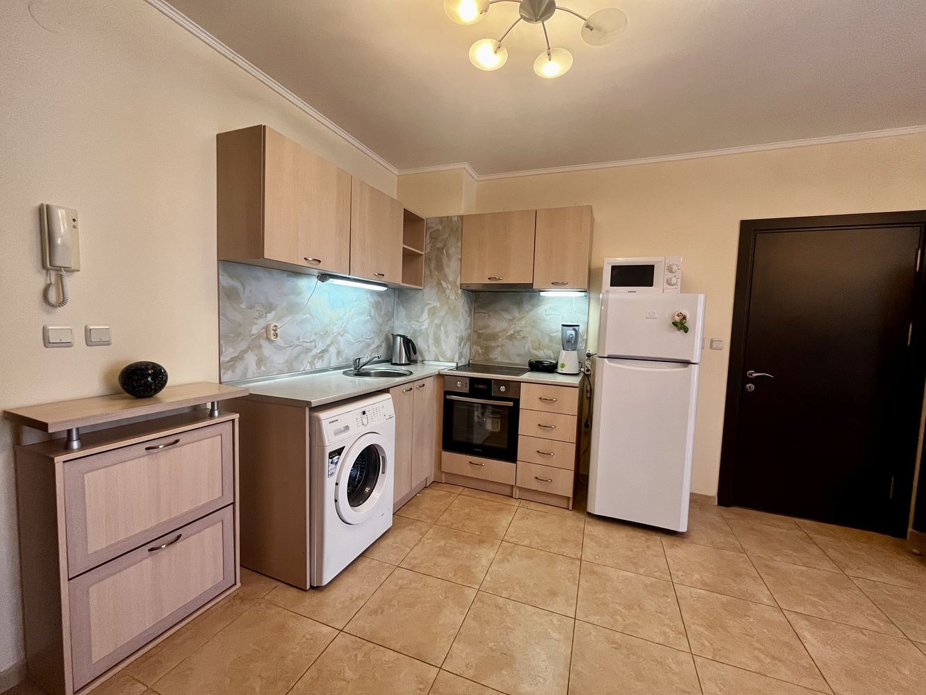 Prostorný apartmán se dvěma ložnicemi v Nesebaru – kompletně zařízený a připravený k nastěhování