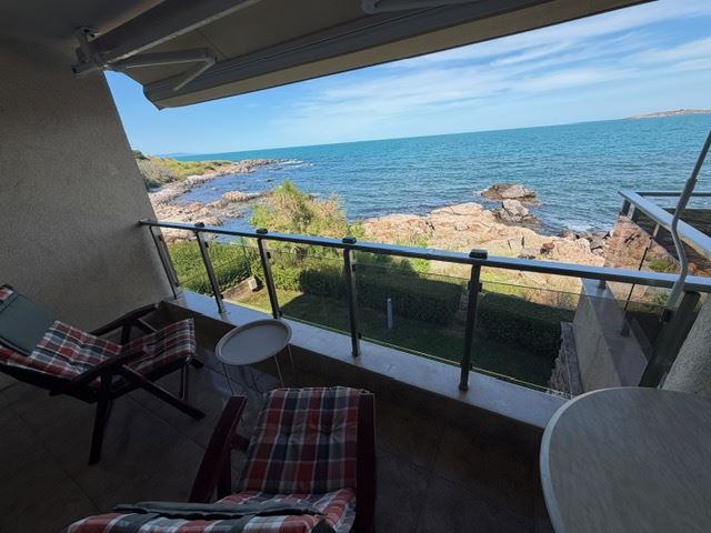 Prostorný apartmán se 2 ložnicemi v první linii u moře s čelním panoramatickým výhledem na moře
