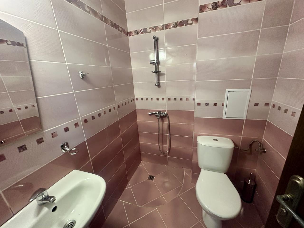 Prostorné studio v přízemí s terasou a možností přeměny na byt s jednou ložnicí – pouze 300 m od moře