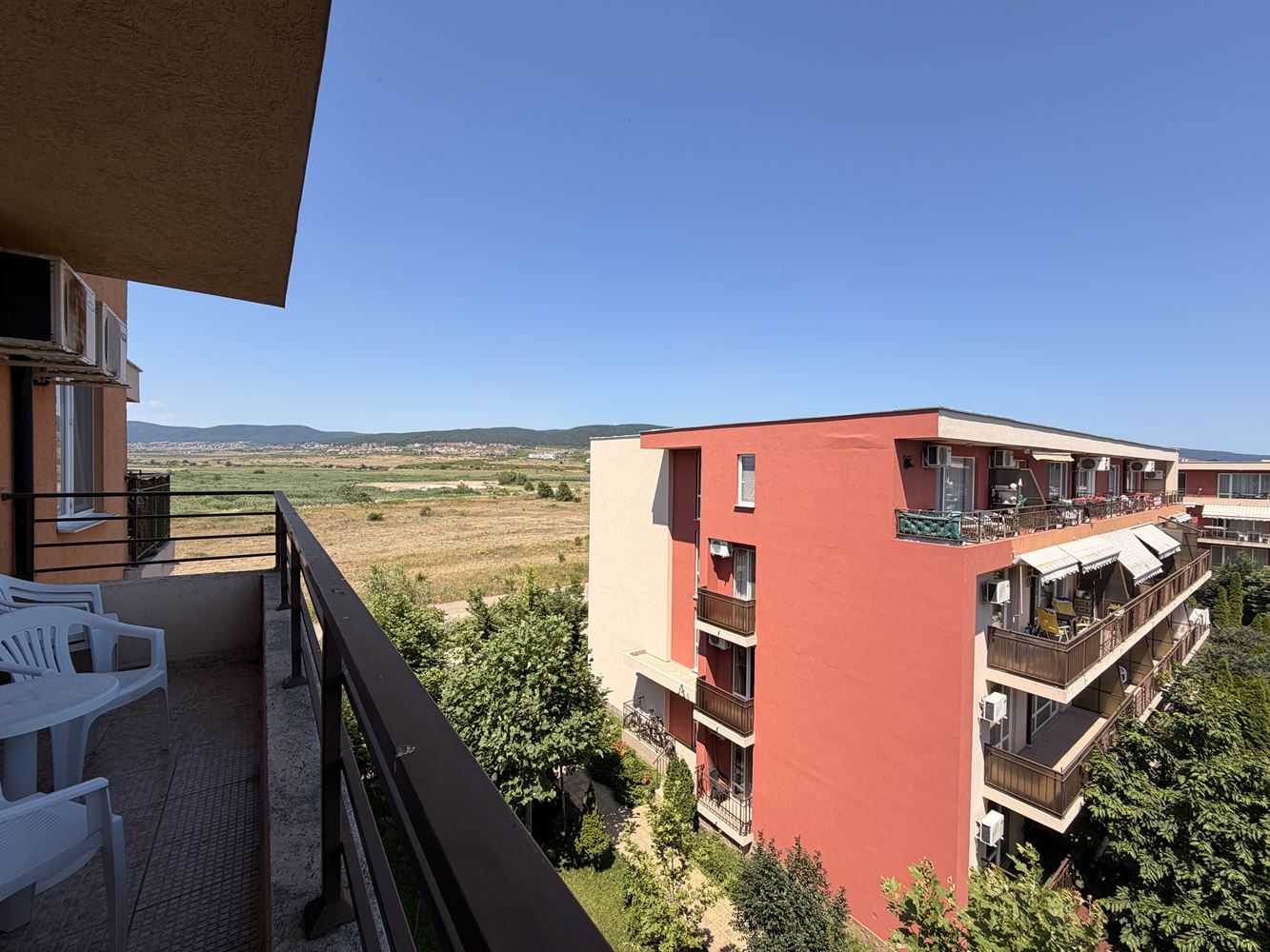 Prostorný apartmán se dvěma ložnicemi ve Slunečném pobřeží – panoramatický výhled a klidná lokalita
