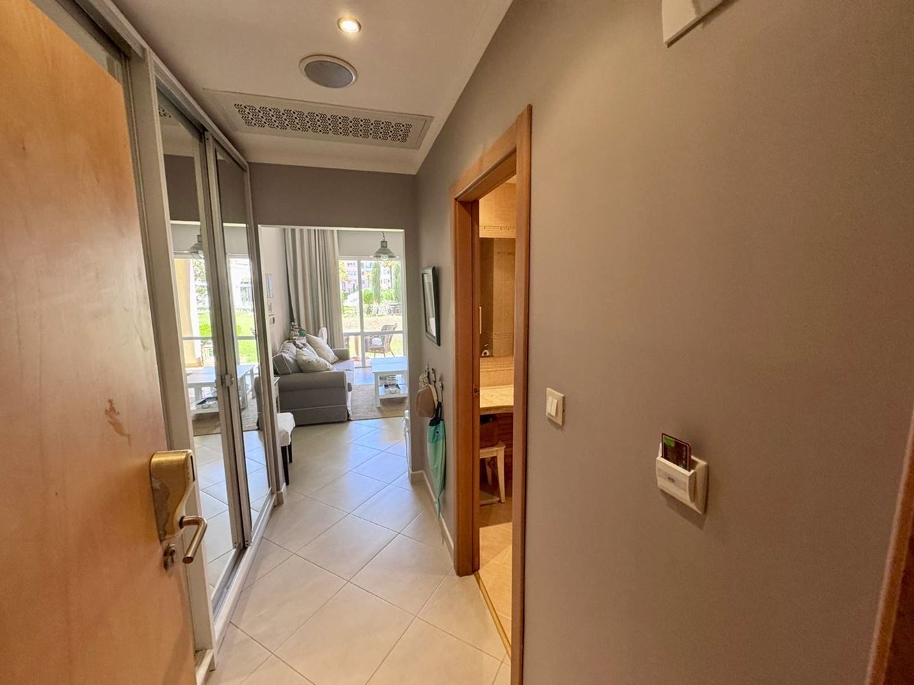 Luxusní byt s jednou ložnicí v prestižním komplexu na první linii – komfort, styl a nekonečné vybavení