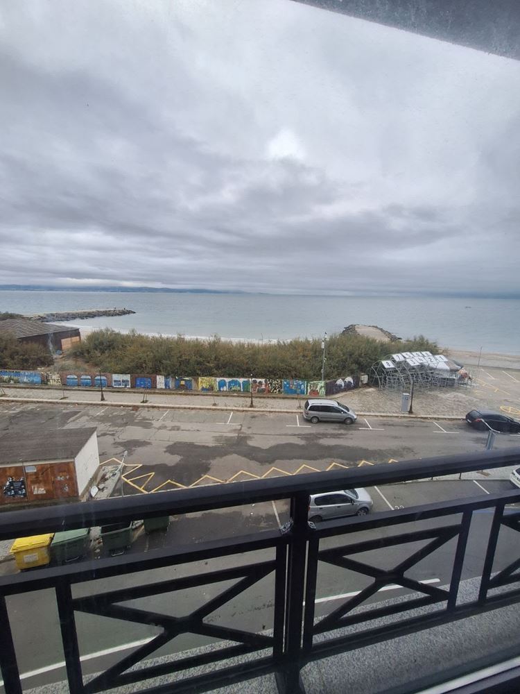 Byt 2+1 v první linii u moře s panoramatickým výhledem a prostornou terasou