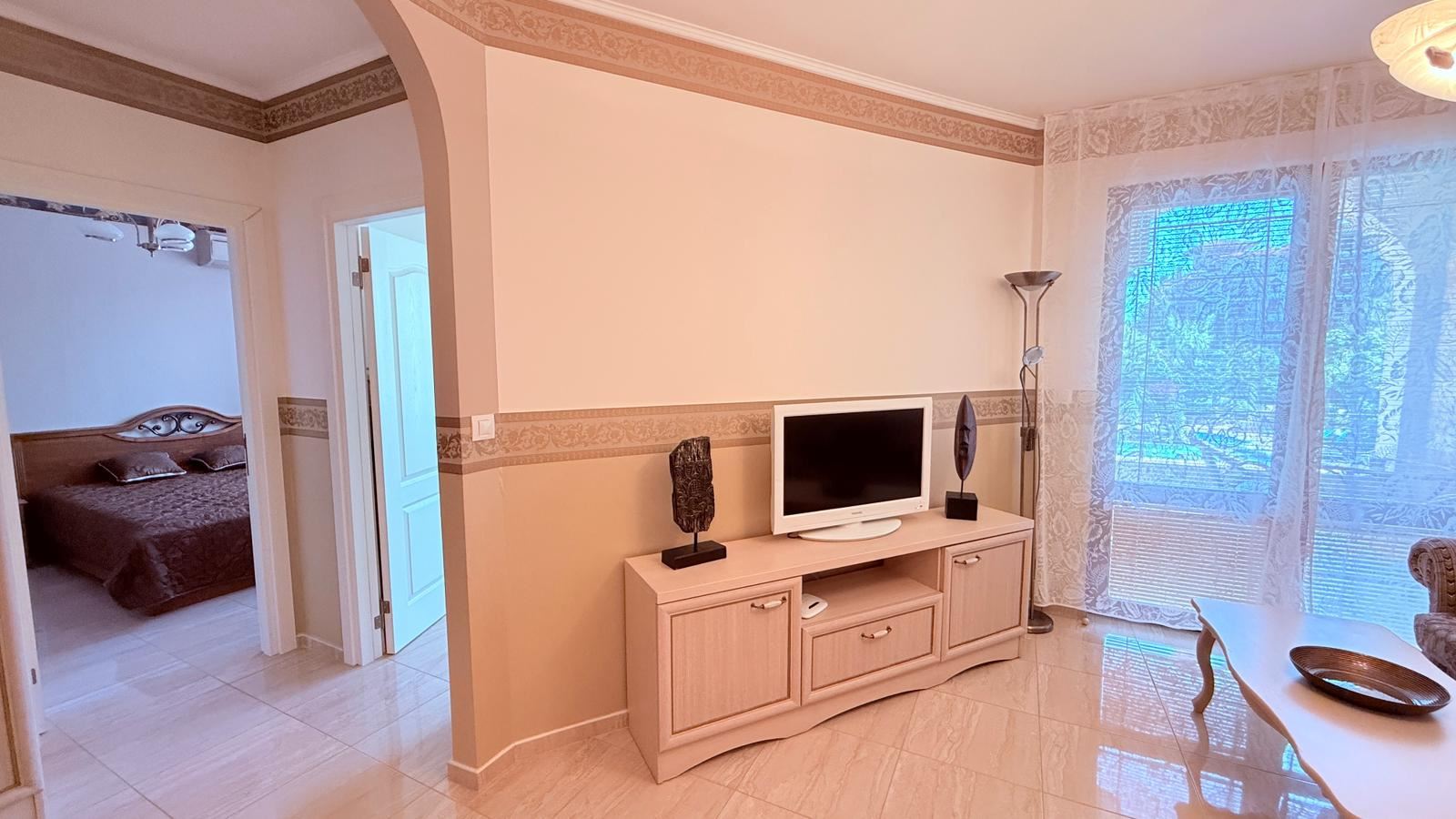 Luxusní dvoupokojový apartmán v komplexu v Nesebaru – 200 metrů od pláže, výhled na bazén a zahradu