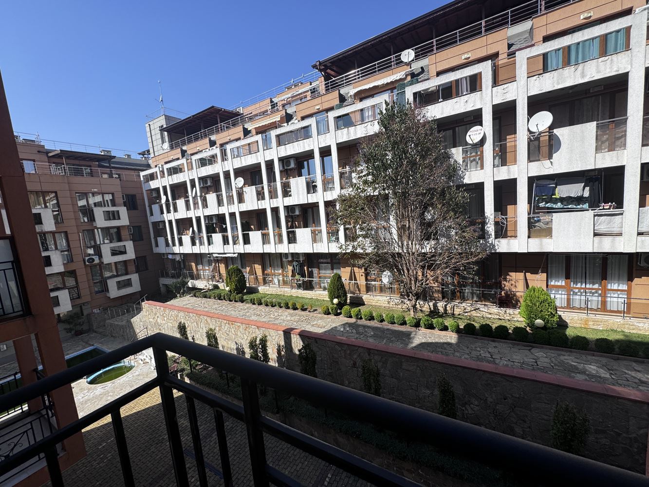 Dvoupokojový byt (s jednou ložnicí) s přímým přístupem k bazénu v komplexu „Viktorio“, Sveti Vlas – komfort a dovolená atmosféra