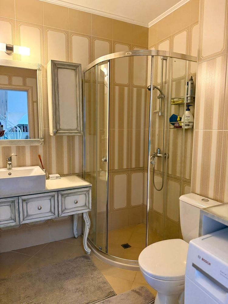 Luxusní mezonet s prostornou verandou a výhledem na bazén ve Sveti Vlas