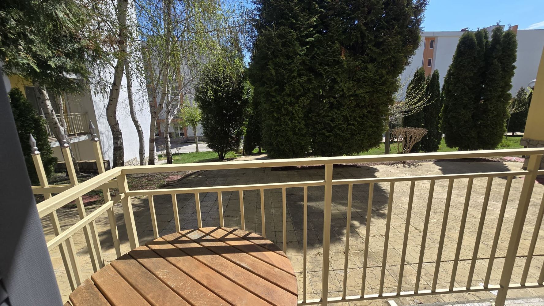 Stylový apartmán s jednou ložnicí v elitním komplexu ve Sveti Vlas – komfort, klid a celoroční pohodlí