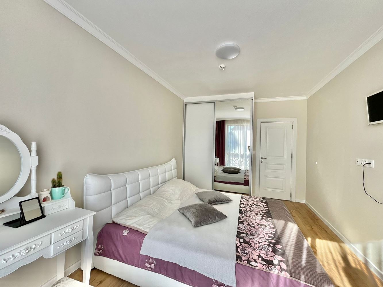 Dvouúrovňový apartmán se dvěma ložnicemi v centru Ravdy – luxus, komfort a vynikající poloha u moře