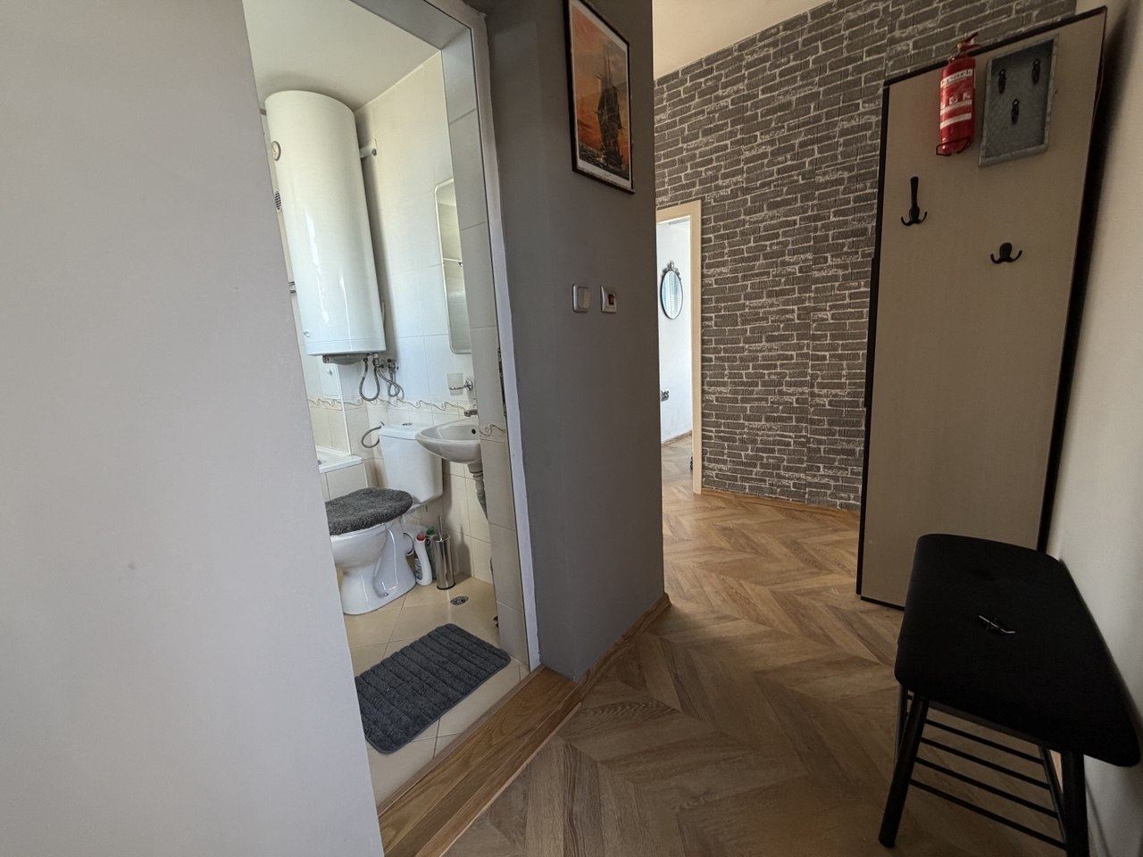 Útulný apartmán s jednou ložnicí a výhledem na moře ve Svatém Vlasu – klid, komfort a skvělá investice