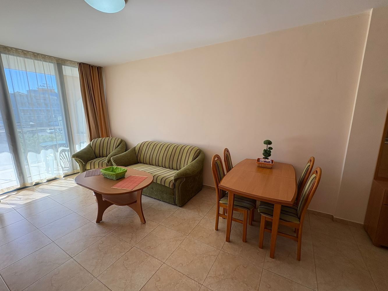 Apartmán s jednou ložnicí ve Slunečném pobřeží – komfort v komplexu s bazény a vodními skluzavkami