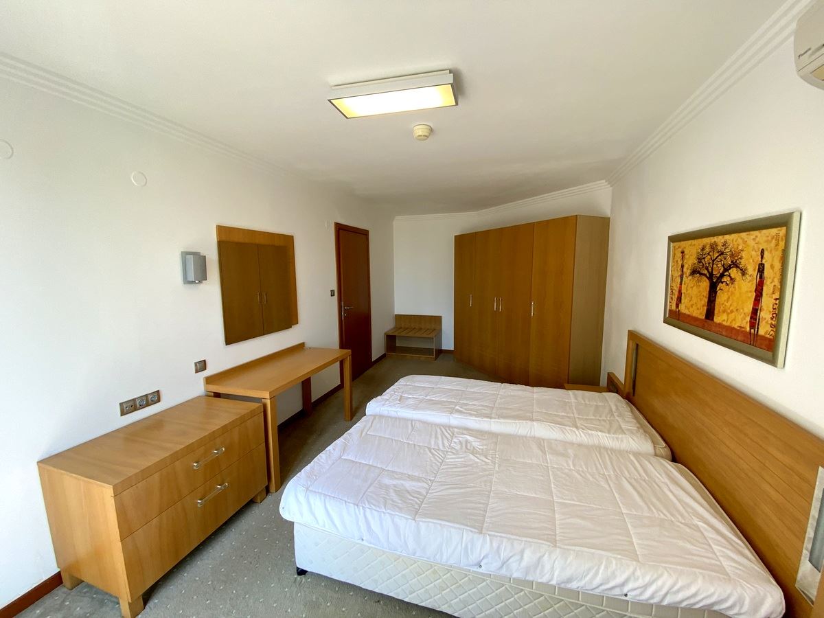 Dvoupokojový byt (s jednou ložnicí) v první linii u moře v Ravda – luxus, příroda a výhled na bazén