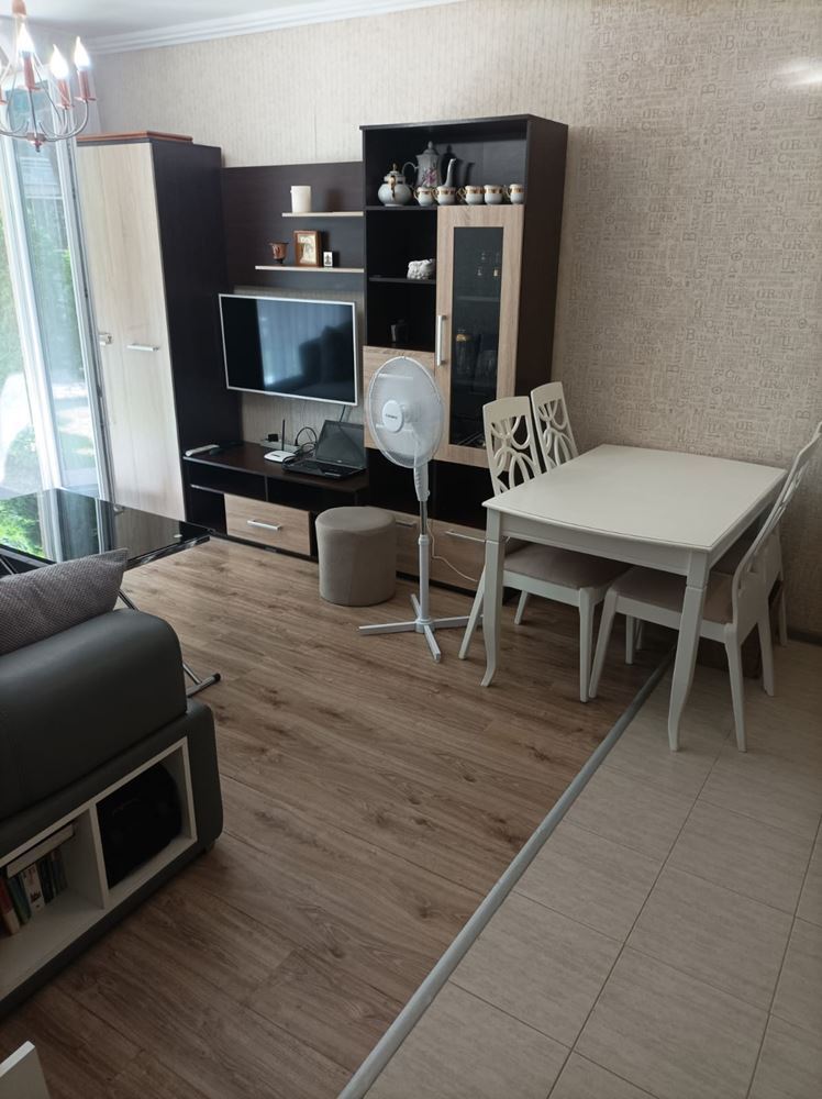 Apartmán s jednou ložnicí a vlastní zahradou na Slunečném pobřeží – Vaše zelená oáza u moře