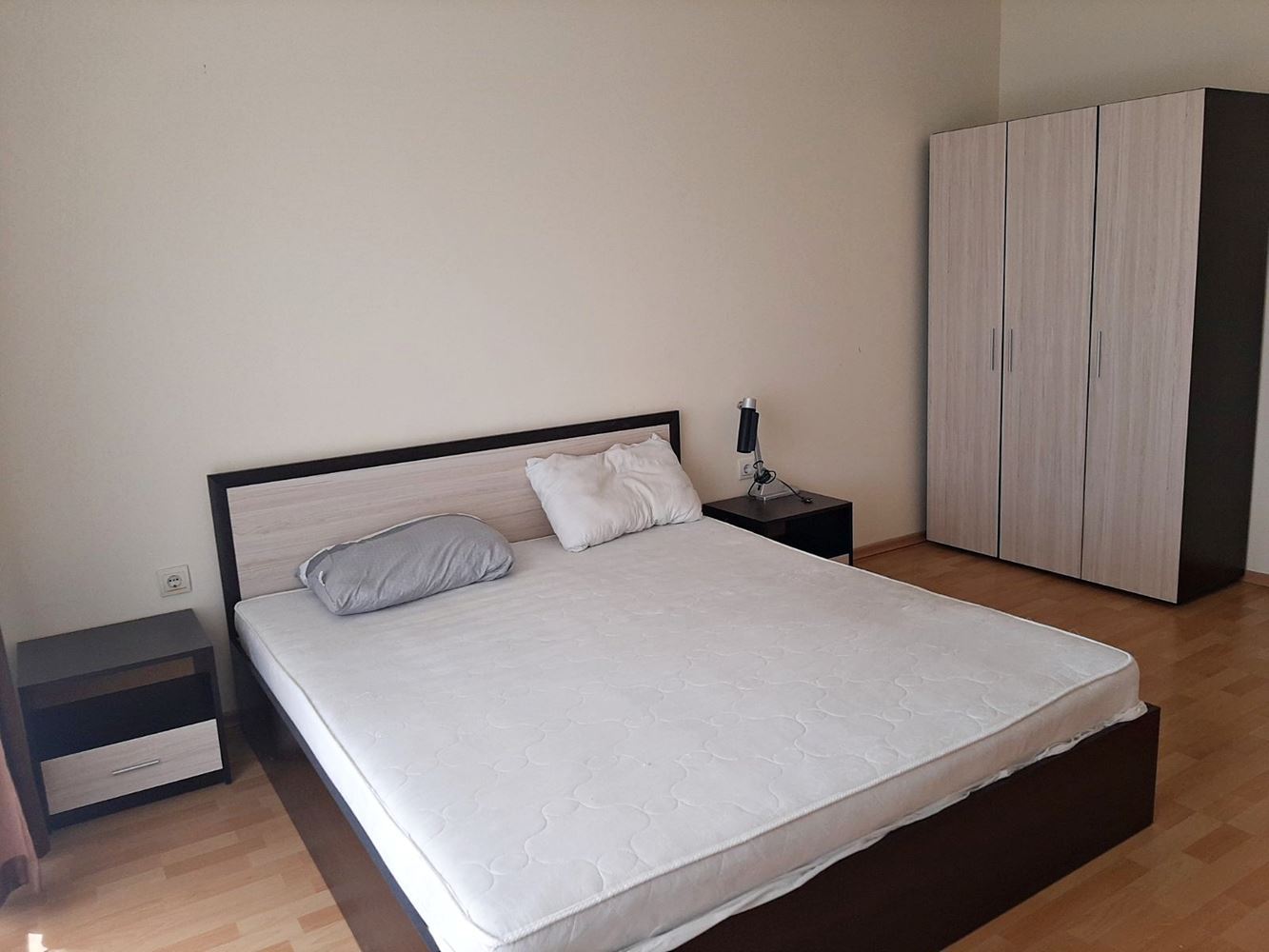 Prostorný apartmán s jednou ložnicí a výhledem na bazén ve Slunečném pobřeží