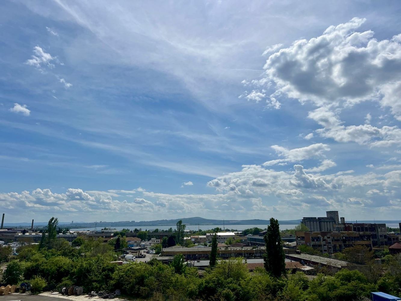 Moderní apartmán s jednou ložnicí s panoramatickým výhledem v prestižním komplexu – připraven k nastěhování