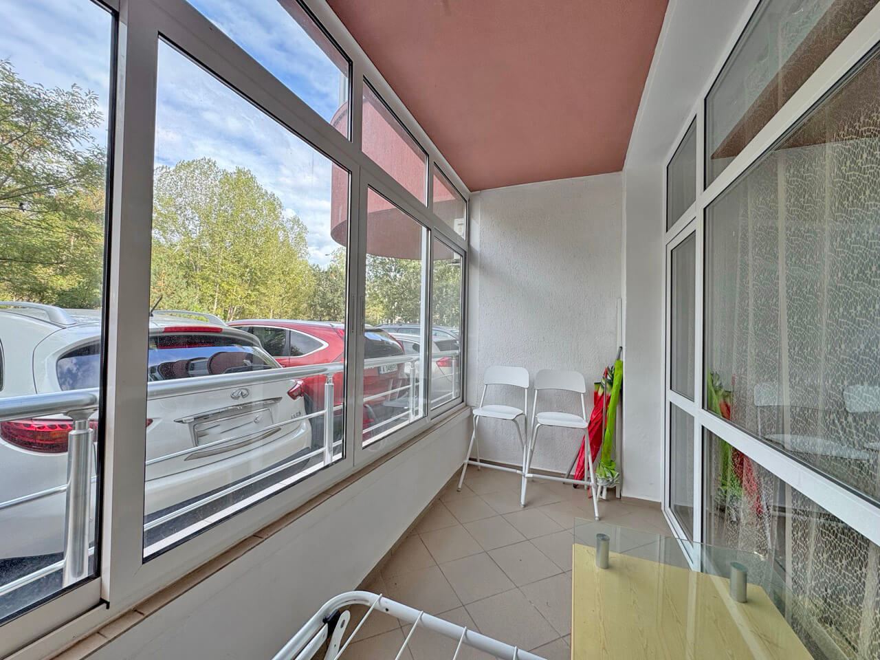 Prostorný apartmán se dvěma ložnicemi s výhledem na bazén na Slunečném pobřeží