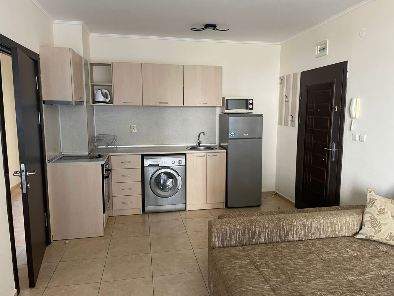 Stylový třípokojový apartmán v přízemí s výhledem na bazén – pouze 300 metrů od moře v Nesebaru
