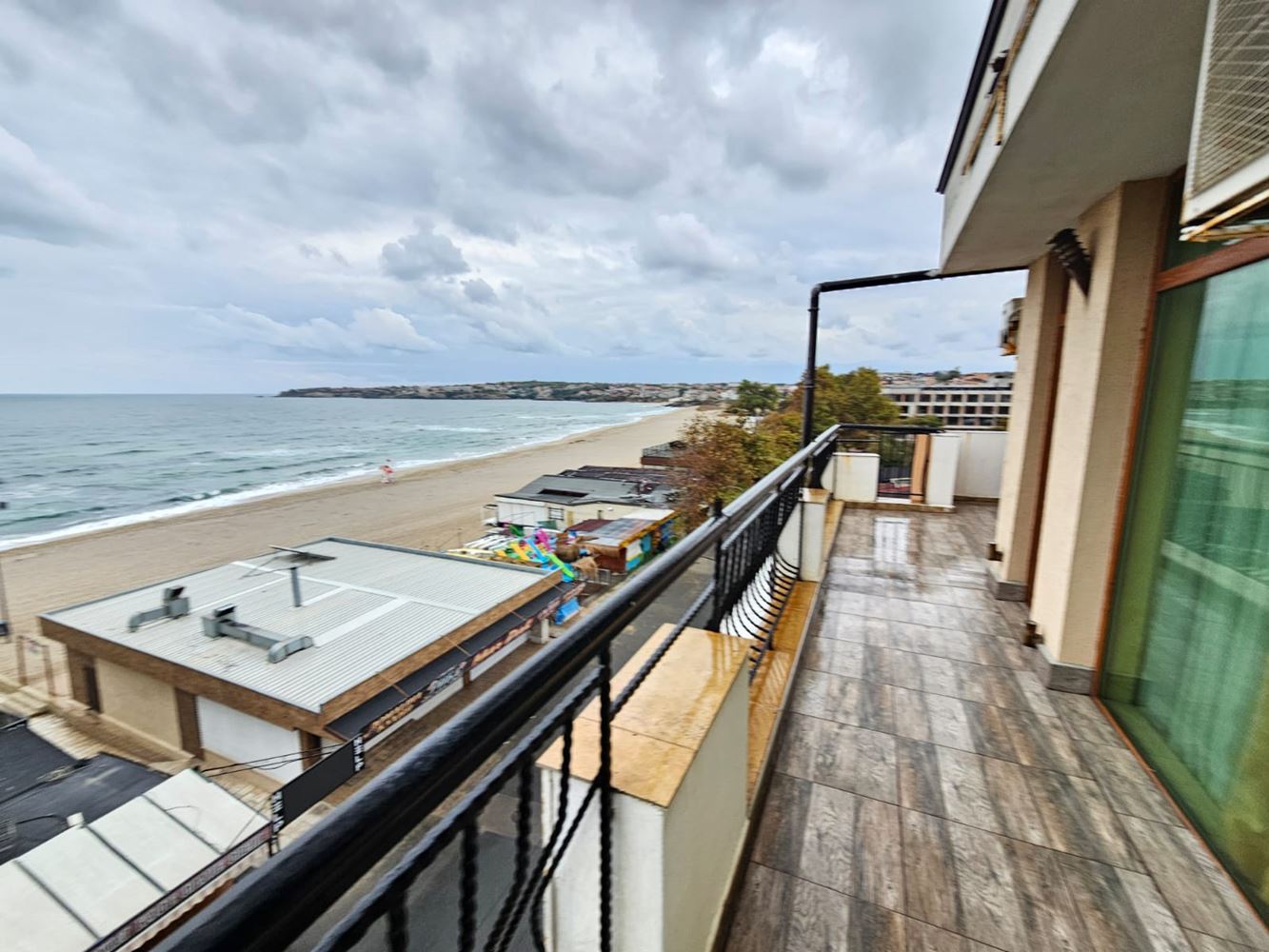Prostorný apartmán se třemi ložnicemi na první linii moře v Sozopolu s unikátní panoramatickou terasou