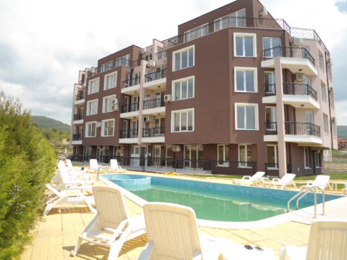 Útulný apartmán u moře s prostornou terasou a nízkým poplatkem za údržbu mezi Slunečným pobřežím a Sveti Vlas