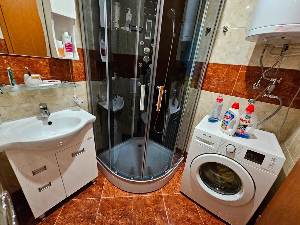 Luxusní panoramatický apartmán na první linii u moře se dvěma ložnicemi a obrovskou terasou