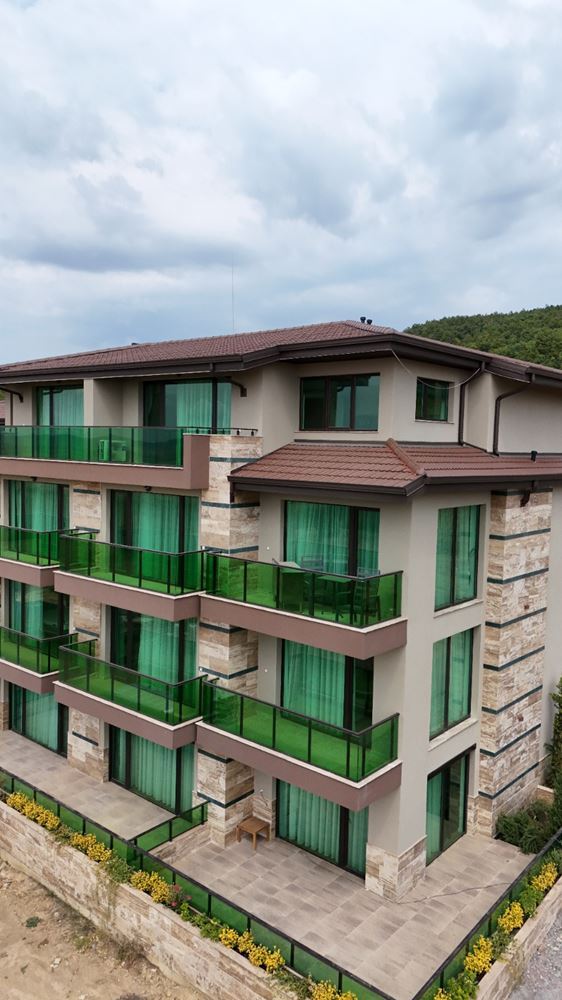 Dvoupokojový apartmán s výhledem na moře a designovou rekonstrukcí v zeleném komplexu ve Slunečném pobřeží
