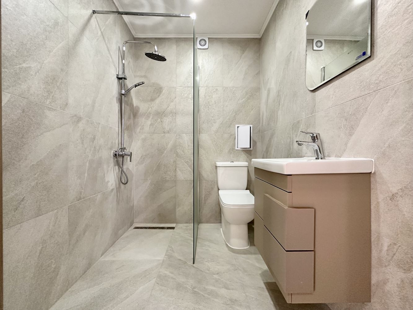 Útulný byt s jednou ložnicí s výhledem na bazén a zeleň ve Slunečném pobřeží – připraven k užívání