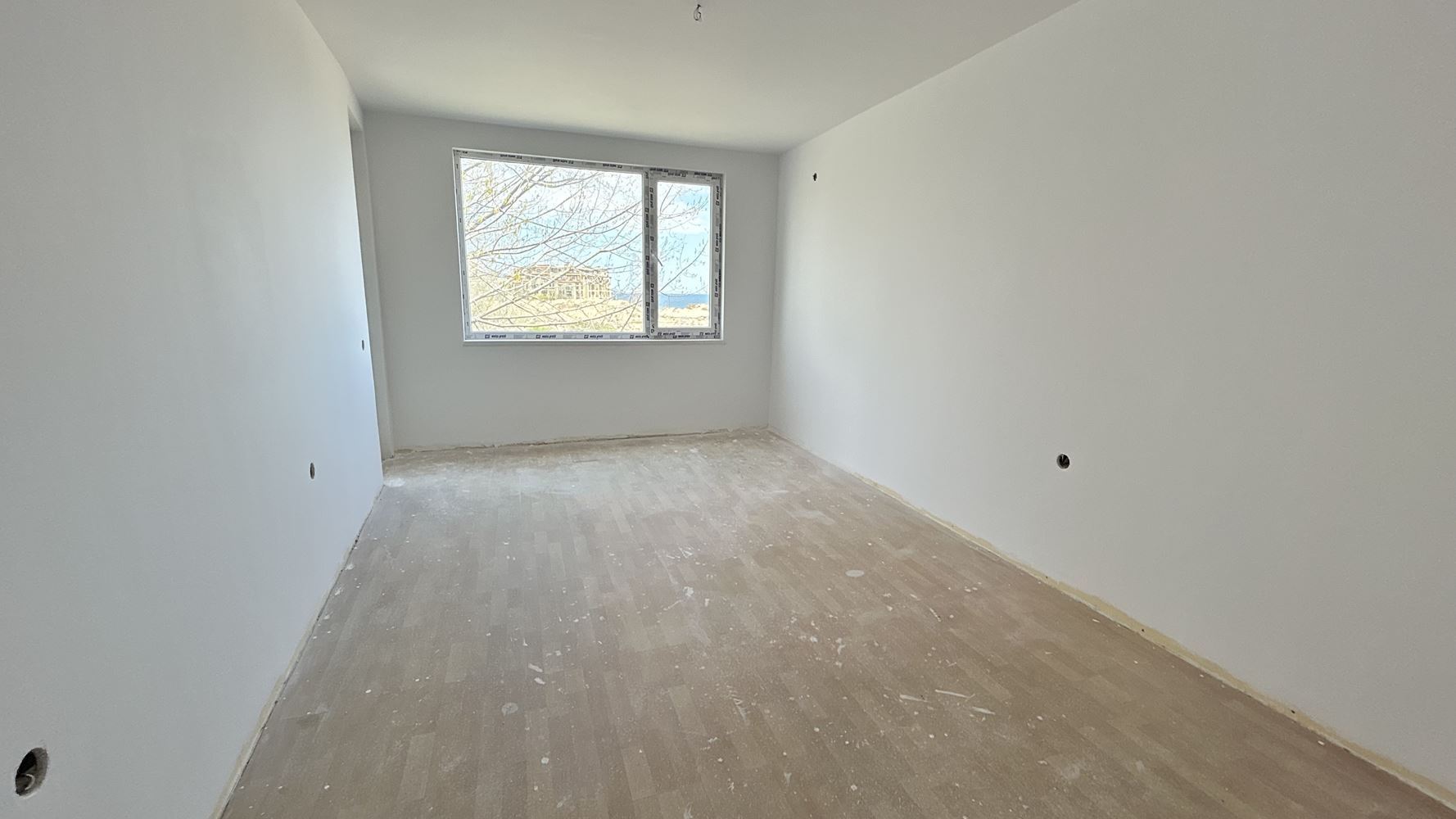Luxusní byt se dvěma ložnicemi v první linii u moře na Slunečném pobřeží – panoramatický výhled na moře a prestižní lokalita