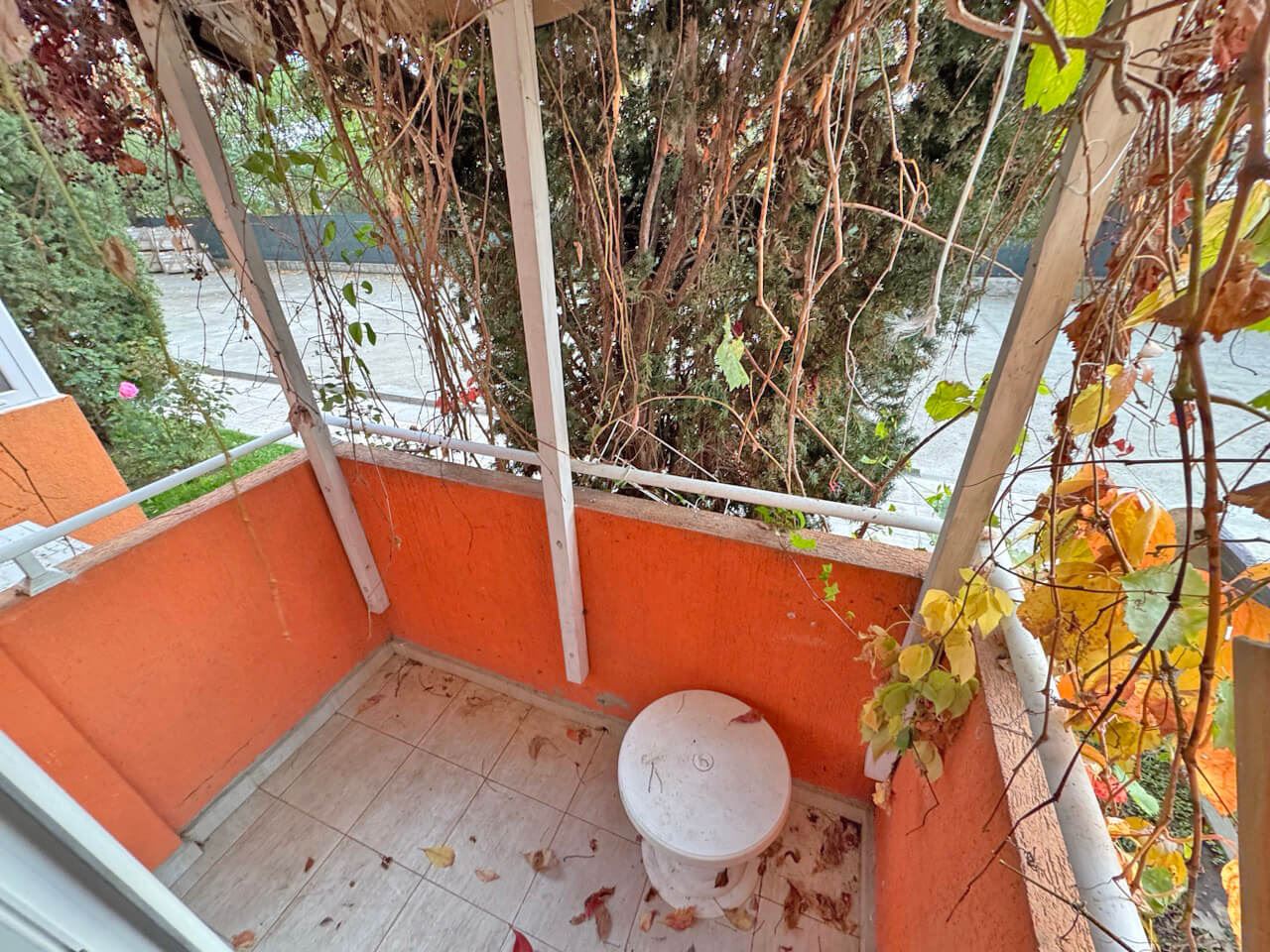 Slunečný břeh: komfortní přízemní studio s balkonem v komplexu s bazénem a ostrahou