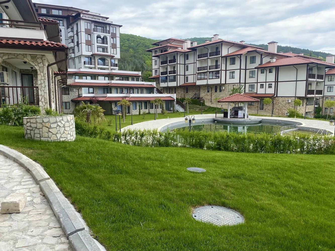 Luxusní třípokojový byt v prestižním komplexu se zelení a bazény ve městě Sveti Vlas