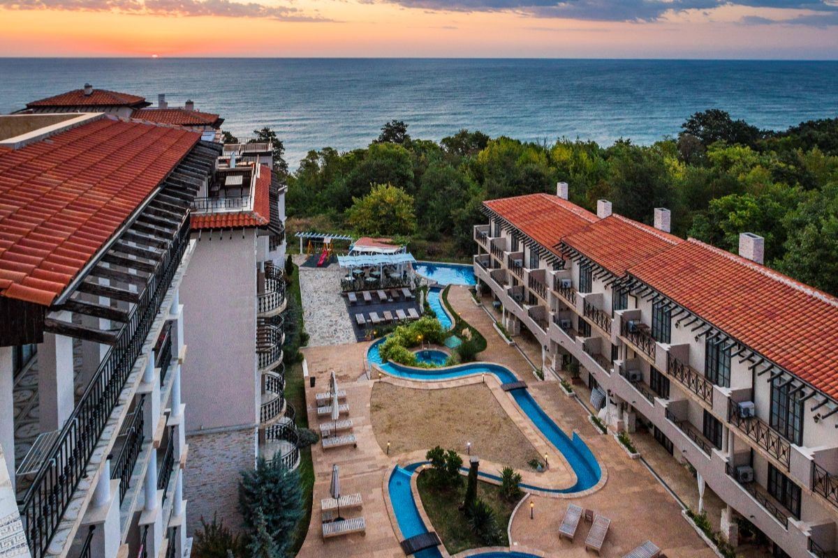 Jedinečný apartmán se dvěma ložnicemi, panoramatickým výhledem na moře a bazén, v první linii u moře v Obzoru